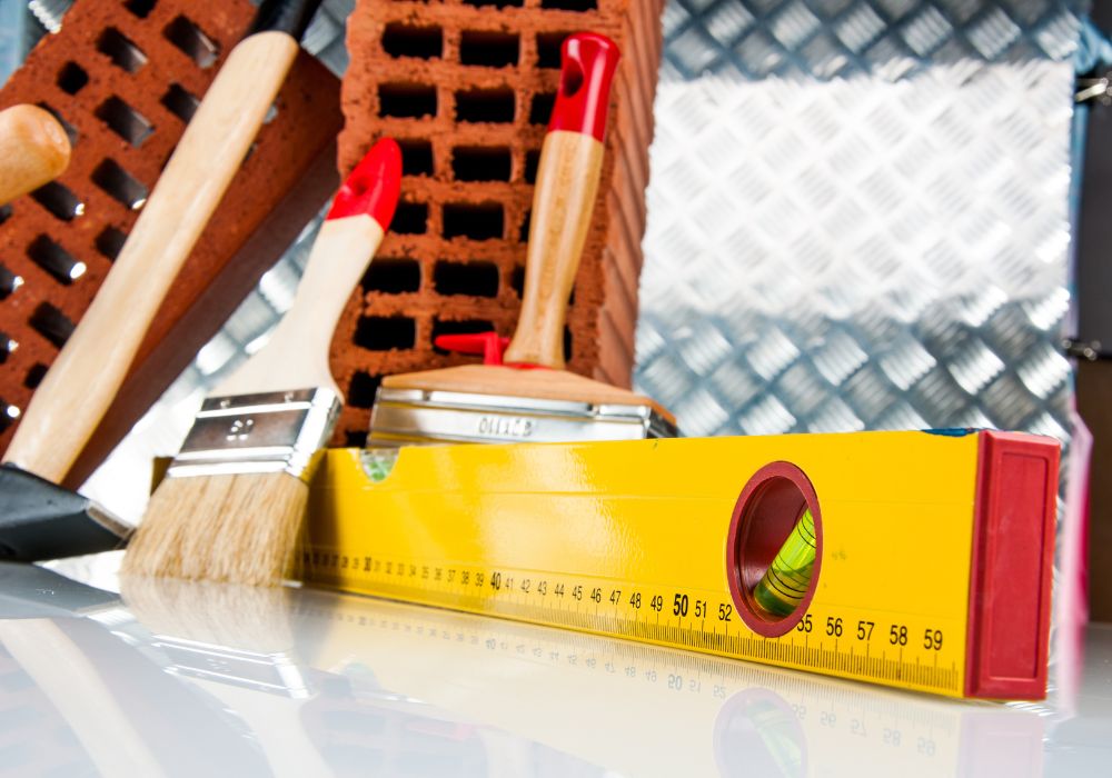 Aksesoris Bangunan yang Wajib Dimiliki Tukang Profesional